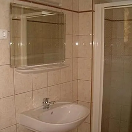 Ferienwohnung Mit Pool, Wlan Fur 2 Erwachsene Und 1 Kind *