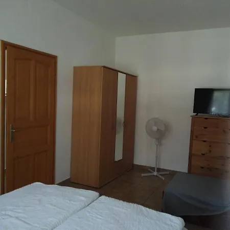 דירה Ferienwohnung Mit Pool, Wlan Fur 2 Erwachsene Und 1 Kind *